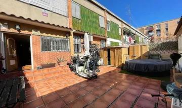 Venta de casa en El Besós i el Maresme de 4 habitaciones con terraza y garaje