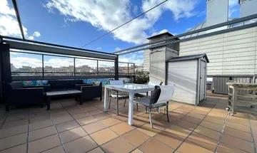 Piso en venta en Montecarmelo de 3 habitaciones con terraza y piscina