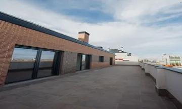 Venta de ático en calle Enrique Urquijo de 3 habitaciones con terraza y piscina