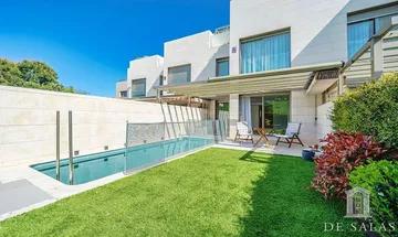Casa adosada en venta en Montecarmelo de 4 habitaciones con terraza y piscina