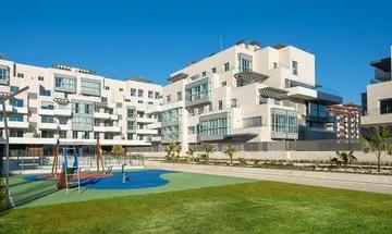 Venta de piso en Mirasierra de 4 habitaciones con terraza y piscina