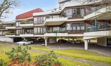Komfort trifft 70er-Jahre-Stil: Elegante Wohnung mit überdachtem Carport in Lankwitz
