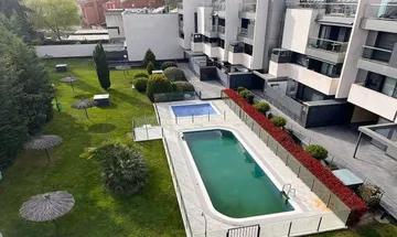 Venta de dúplex en Aravaca de 3 habitaciones con terraza y piscina