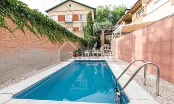 Casa adosada en venta en Peñagrande de 7 habitaciones con terraza y piscina