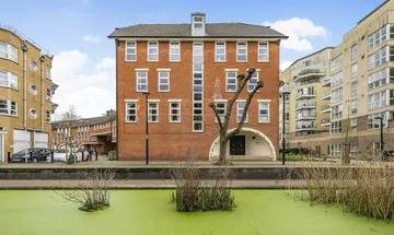 2 bedroom flat for sale in Wolfe Crescent, Surrey Quay, SE16