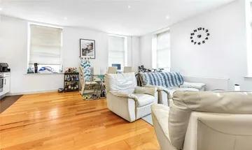 2 bedroom flat for sale in Clapham Common South Side, London, SW4