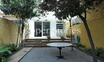 Casa en venta en Sant Andreu de Palomar de 6 habitaciones con terraza y jardín