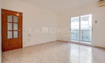 Piso en venta en El Baix Guinardó de 3 habitaciones con terraza y ascensor