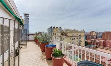 Piso en venta en El Baix Guinardó de 4 habitaciones con terraza y calefacción