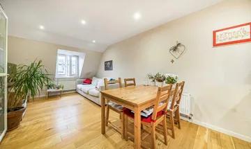2 bedroom flat for sale in Lampmead Road, Hither Green, SE12