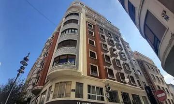 Venta de piso en El Pilar de 8 habitaciones con terraza y aire acondicionado