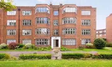 2 bedroom flat for sale in Highlands Heath, 
Portsmouth Road, SW15