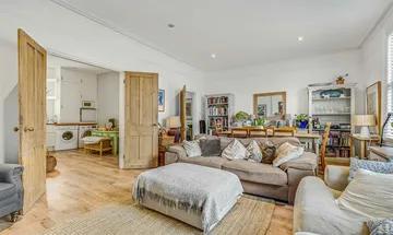 3 bedroom flat for sale in Upper Richmond Road West, East Sheen, SW14