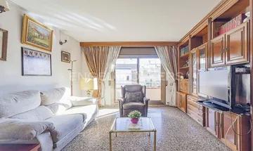 Ático en venta en Sant Andreu de Palomar de 4 habitaciones con terraza y balcón