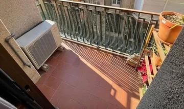 Piso en venta en Sants-Badal de 3 habitaciones con balcón y calefacción