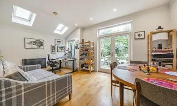 2 bedroom flat for sale in Lynn Road, Clapham South, London, SW12