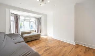2 bedroom flat for sale in Victoria Road, Hendon, London, NW4