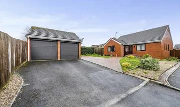 3 bedroom bungalow for sale in Hillside Close, Evesham, Worcestershire, WR11