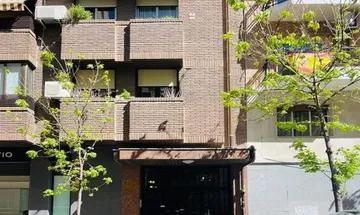Venta de piso en calle De María de Guzmán de 4 habitaciones con terraza y balcón