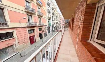 Venta de piso en El Poble Sec - Parc de Montjuïc de 4 habitaciones con terraza y balcón
