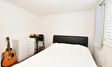 1 bedroom ground floor flat for sale in High Road, Chadwell Heath, Essex, RM6