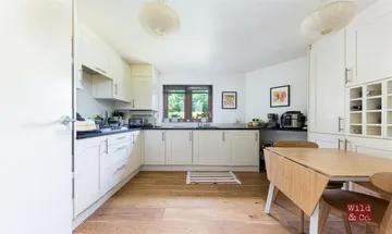 2 bedroom flat for sale in Midhurst Way, Hackney Downs, E5