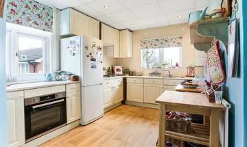 3 bedroom flat for sale in Park Road, Cheam, SM3