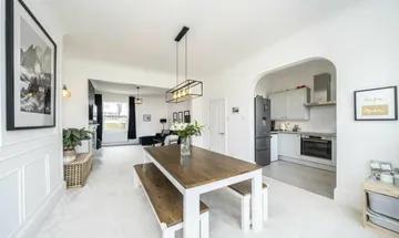 3 bedroom flat for sale in Valley Road, Streatham, SW16