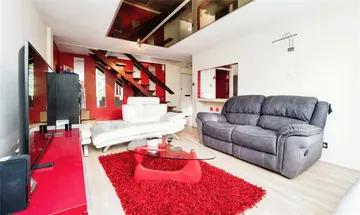 2 bedroom flat for sale in Queenswood Gardens, London, E11