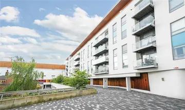 1 bedroom flat for sale in Streatham High Road, London, SW16