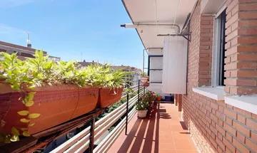 Venta de piso en Entrevías de 2 habitaciones con terraza y balcón
