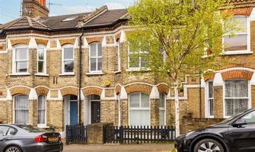 2 bedroom flat for sale in Harbut Road, London, SW11 2RB, SW11