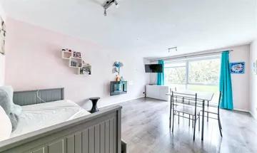 1 bedroom flat for sale in Azalea Close, London, W7 3QA, W7