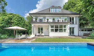 Zeitlos elegante und charmante Villa mit Pool.