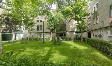 Piso en venta en Aluche de 3 habitaciones con terraza y jardín