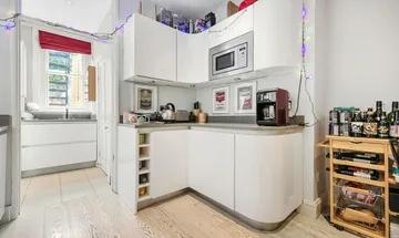 1 bedroom flat for sale in Lyndhurst Mansions, Munster Village, London, SW6
