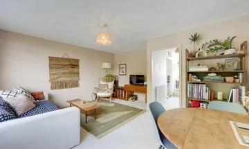 2 bedroom maisonette for sale in One Tree Close, Forest Hill, London, SE23