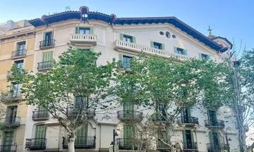 Piso en venta en La Dreta de l'Eixample de 7 habitaciones con balcón y aire acondicionado
