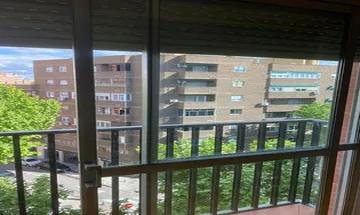 Venta de piso en Acacias de 2 habitaciones con jardín y balcón