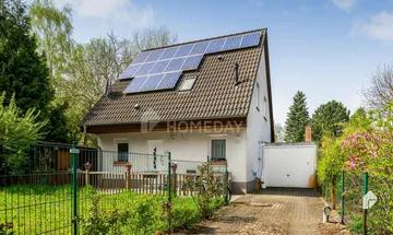 Modernes Einfamilienhaus mit Wintergarten, Gartenidylle und Photovoltaikanlage