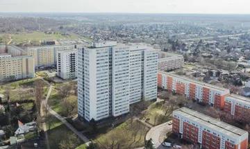 Gute Gelegenheit: Vermietete 4-Zi.-ETW mit Balkon, Stellplatz und Panoramablick nahe Gärten der Welt