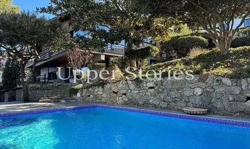 Casa en venta en Vallvidrera - El Tibidabo i les Planes de 4 habitaciones con terraza y piscina