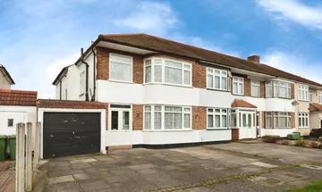 3 bedroom end of terrace house for sale in Heather Way, Romford, RM1