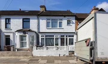4 bedroom terraced house for sale in Harpour Road, Barking, IG11