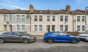 3 bedroom flat for sale in Coverton Road, London, SW17