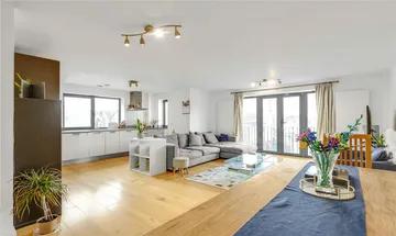 2 bedroom flat for sale in Clapham Park Road, London, SW4