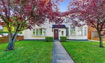 3 bedroom flat for sale in Plough Lane, Purley, Surrey, CR8