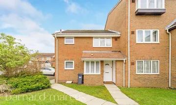 1 bedroom semi-detached house for sale in Pickwick Close, Hounslow, TW4