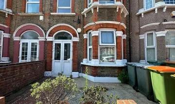 2 bedroom ground floor flat for sale in Gwendoline Avenue, London, E13