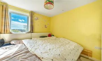 2 bedroom flat for sale in Taywoood Road, Greenford, Northolt, UB5